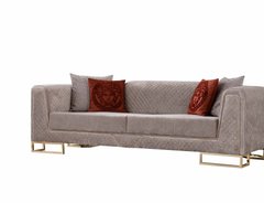 Canapea cu 3 locuri SANTORINI BEJ V1004 240*100*75 (cadru din lemn, umplutură PPU, tapițerie din stofă, culoare bej V1004, decor auriu, completată cu 4 perne decorative)(29645)