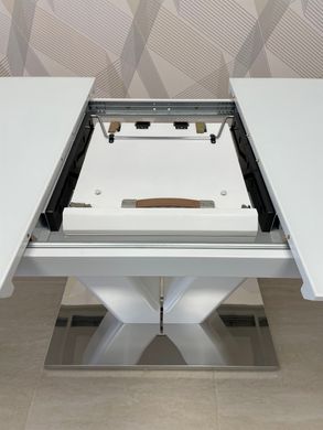 Masă de sufragerie CAMBRIDGE-S ALBĂ MATĂ 140/180*90*76 (masă extensibilă cu mecanism, blat MDF alb mat + sticlă mată albă, o inserție MDF mată albă + sticlă mată albă, picior MDF alb mat + bandă decorativă din oțel inoxidabil, MDF inferior acoperit cu oțe